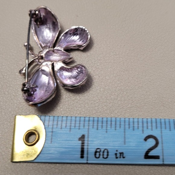 Vintage Unsigned Silver Tone Purple Lilac Rhinestone Glitzy Butterfly Brooch Pin - Picture 3 of 3